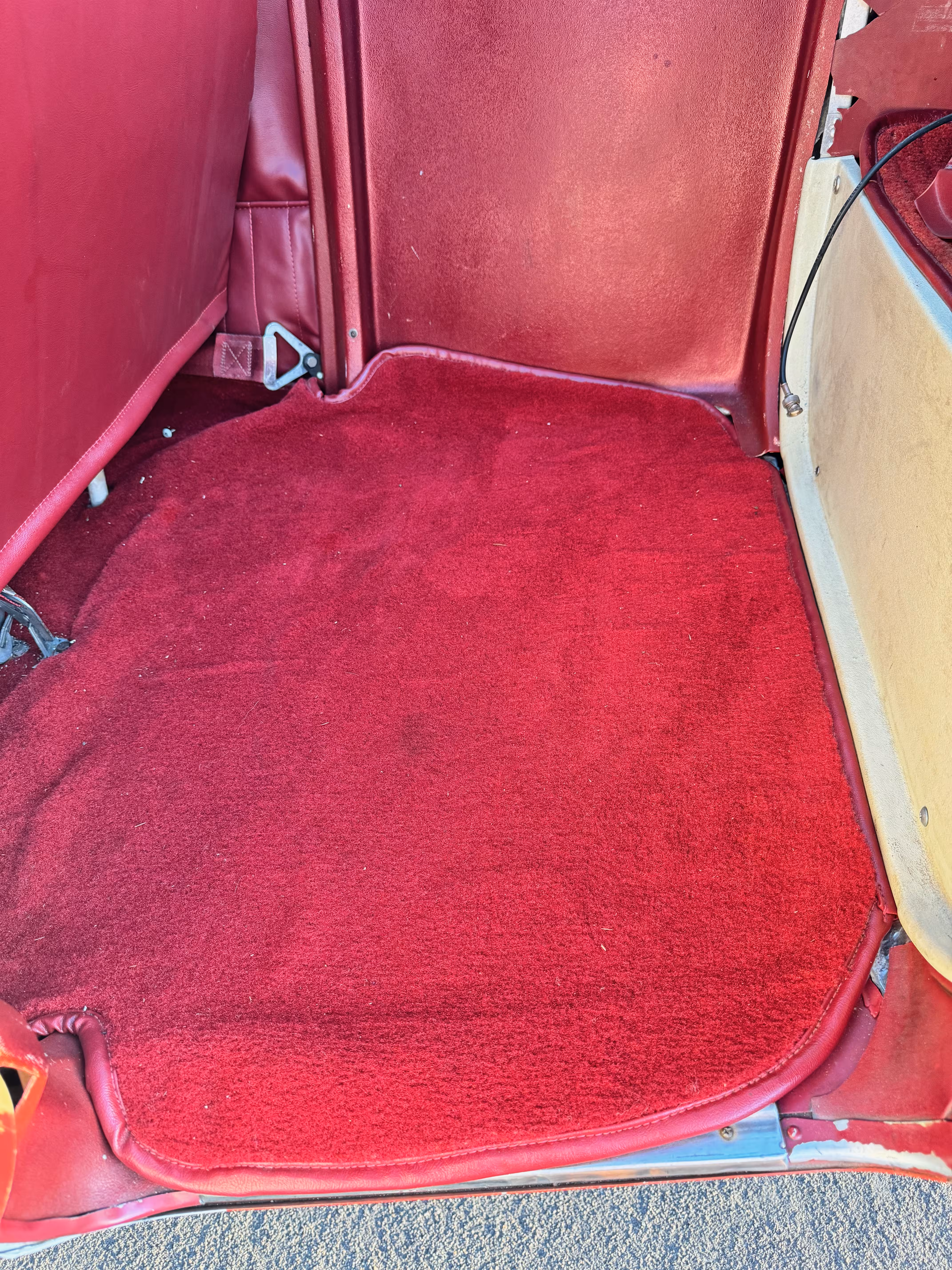 Cessna 172M Image 10